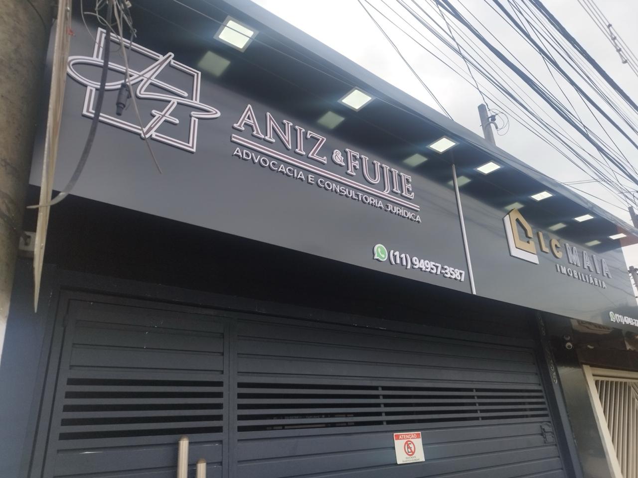 Fachada corporativa com letras caixa